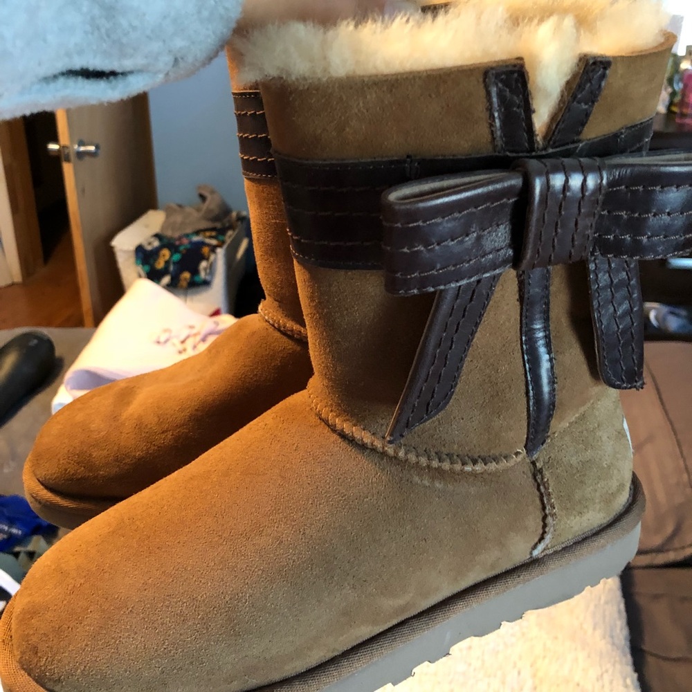 Tan uggs with brown leather bow on side